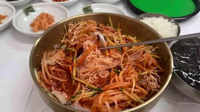 물회에 비벼 먹을 수 있는 소면