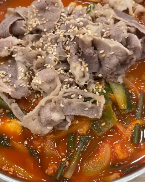 우짬뽕 위로 넉넉하게 올라간 고기 고명