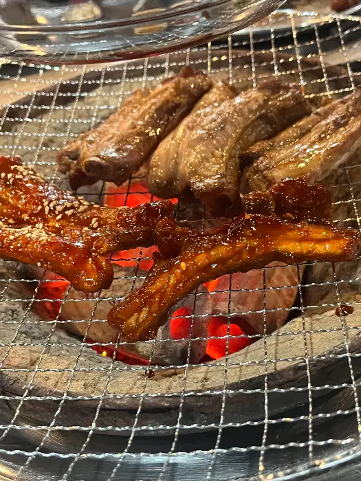 숯불 위에서 구워지고 있는 쪽쪽갈비