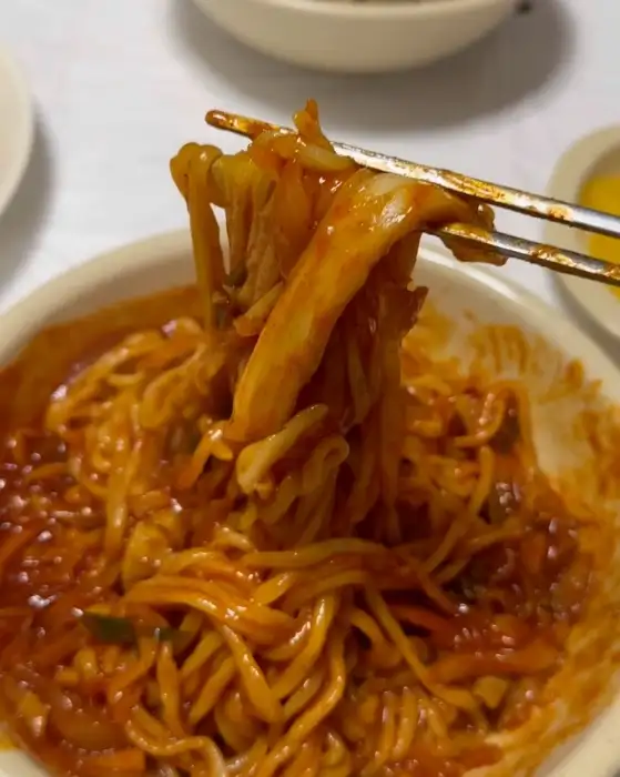 젓가락으로 비빔짬뽕 면을 집어 올리는 모습