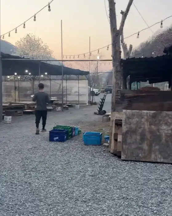 야외 공간 전경