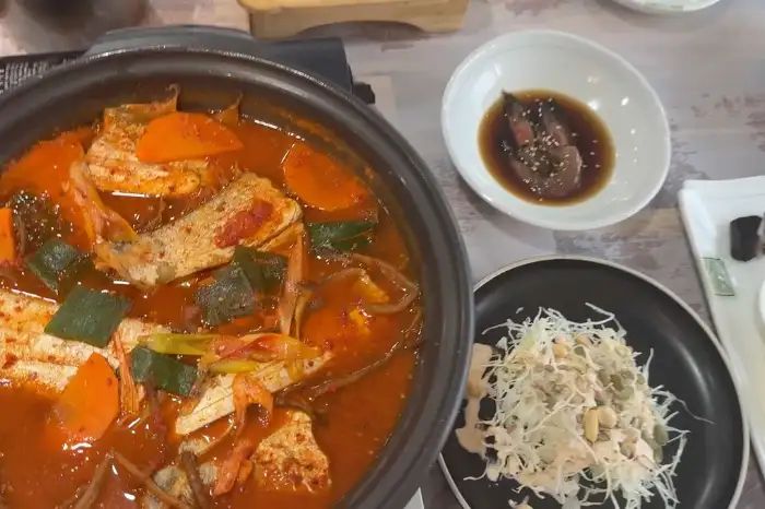 푸짐하게 담긴 갈치조림