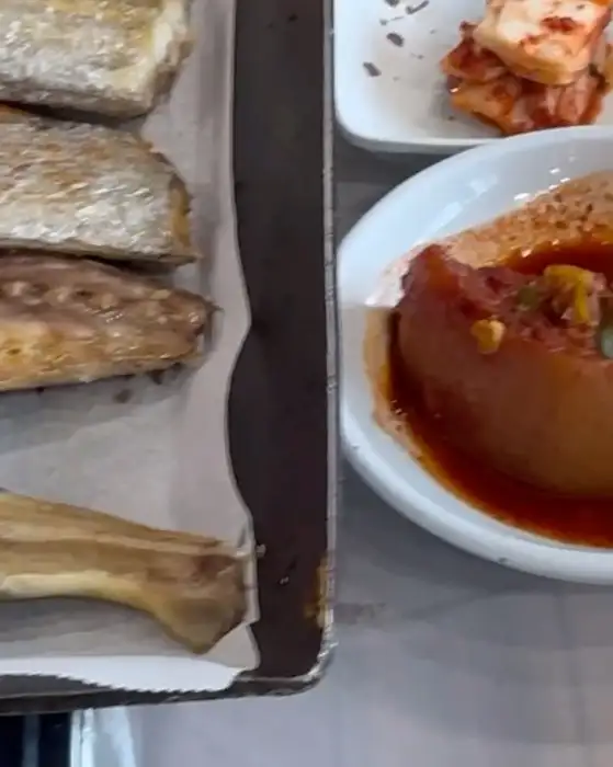 잘 구워진 생선 조각들