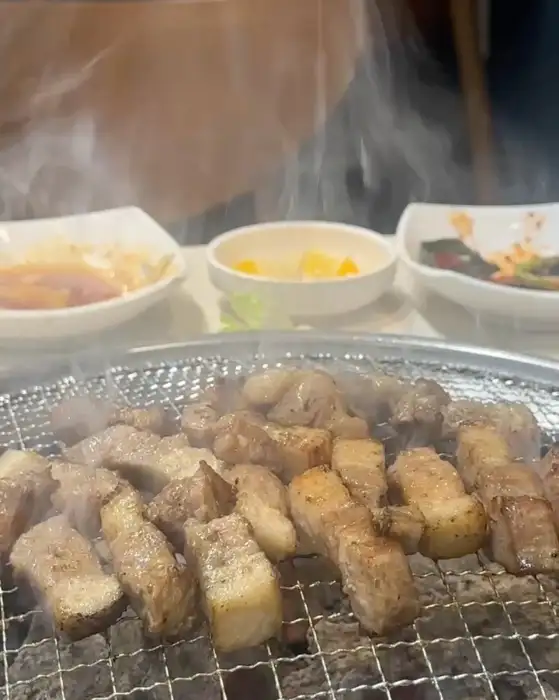 깔끔하게 정돈된 셀프바 모습