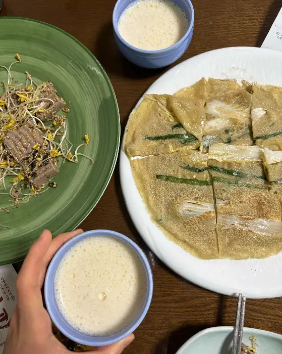 메밀전과 고기 요리