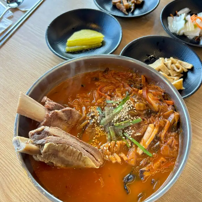 강릉 주문진 성우회관 갈비 짬뽕순두부 메뉴, 큼직한 갈빗대가 인상적이다