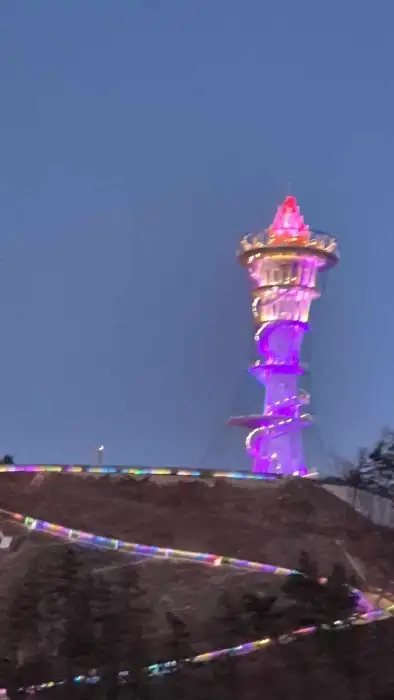 밤에 조명으로 빛나는 횃불전망대