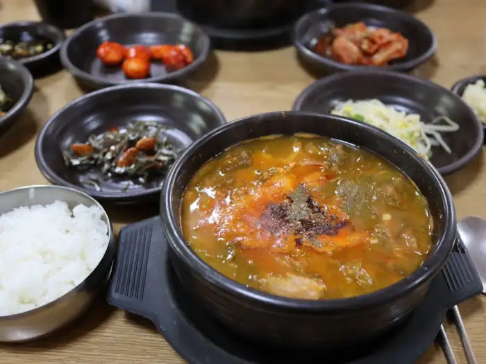 어탕과 밥, 그리고 여러 반찬이 놓인 상차림