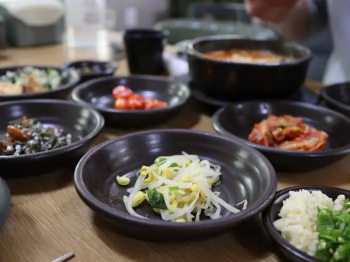 테이블 위에 놓인 여러 가지 반찬들