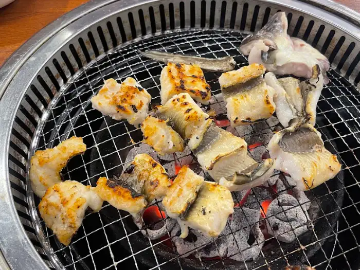 숯불 위에서 맛있게 구워지고 있는 민물장어