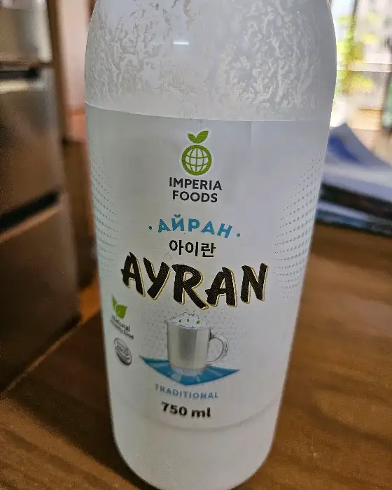 아이난(Ayran) 음료가 담긴 투명한 병