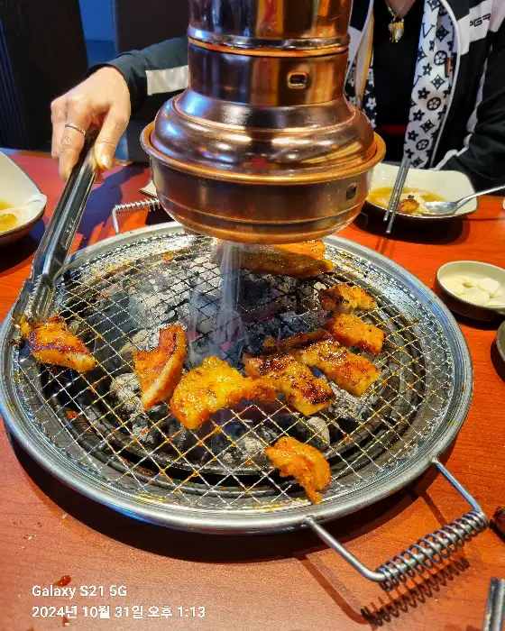 숯불 위에서 익어가는 갈비