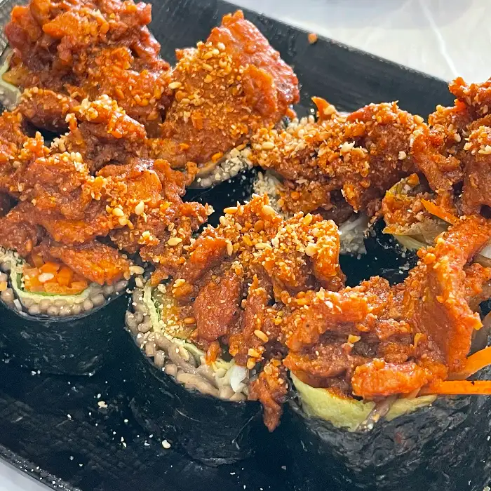 메밀김밥에 날치알과 양념이 듬뿍 올라간 모습