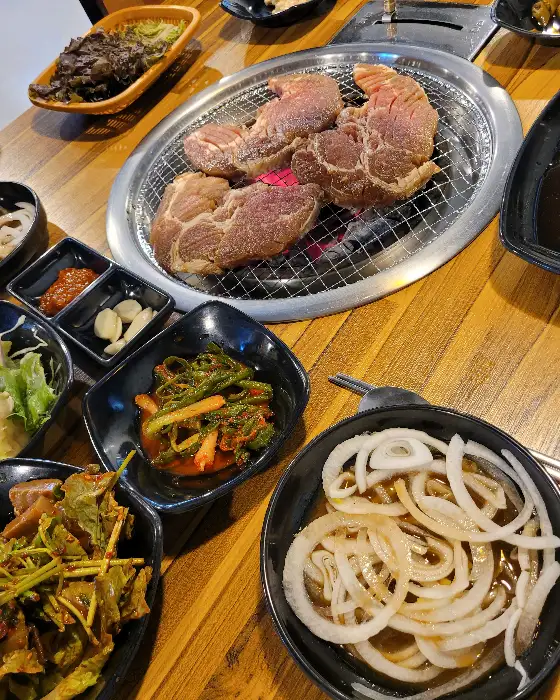 숯불 위에 올라간 신선한 생고기. 붉은 육질이 먹음직스럽습니다.