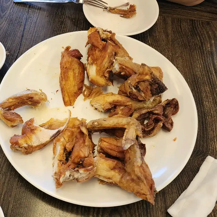 푸짐하게 담겨 나온 가마솥 통닭