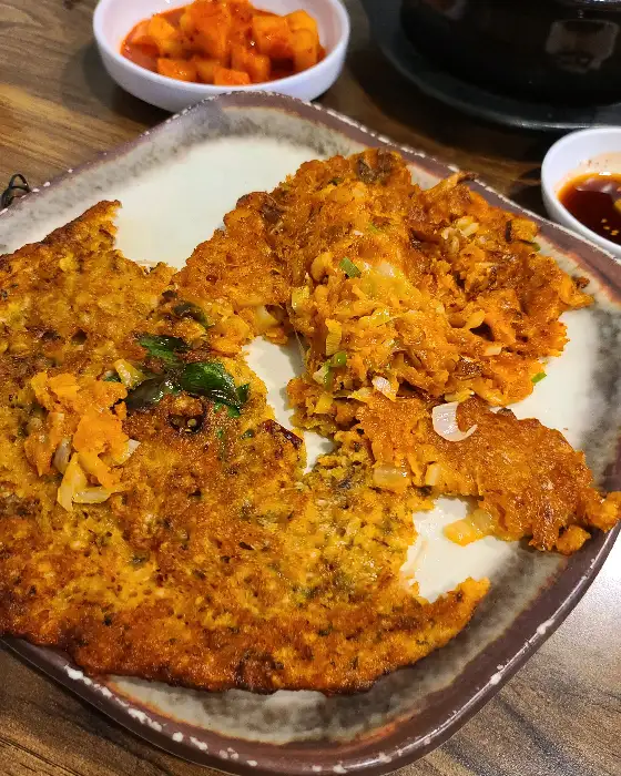 바삭하게 구워진 녹두전