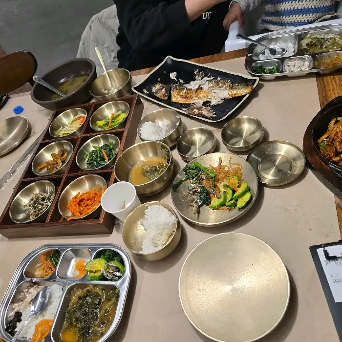 여러가지 반찬과 밥