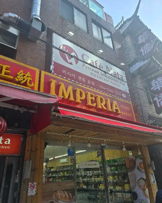 봉투에 담긴 빵 두 개