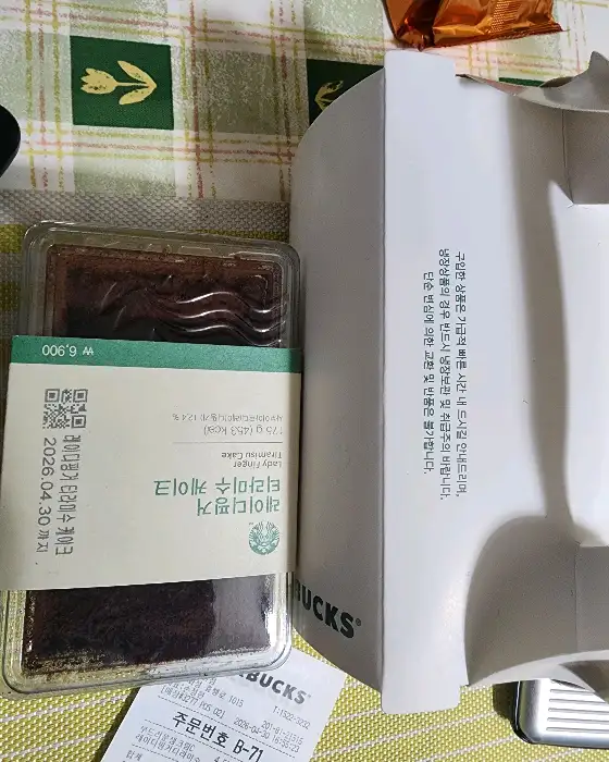 딸기 초코 케이크와 스타벅스 로고가 찍힌 포장지