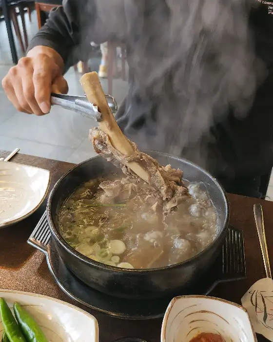 갈비탕 속 큼지막한 갈빗대와 밥, 국물