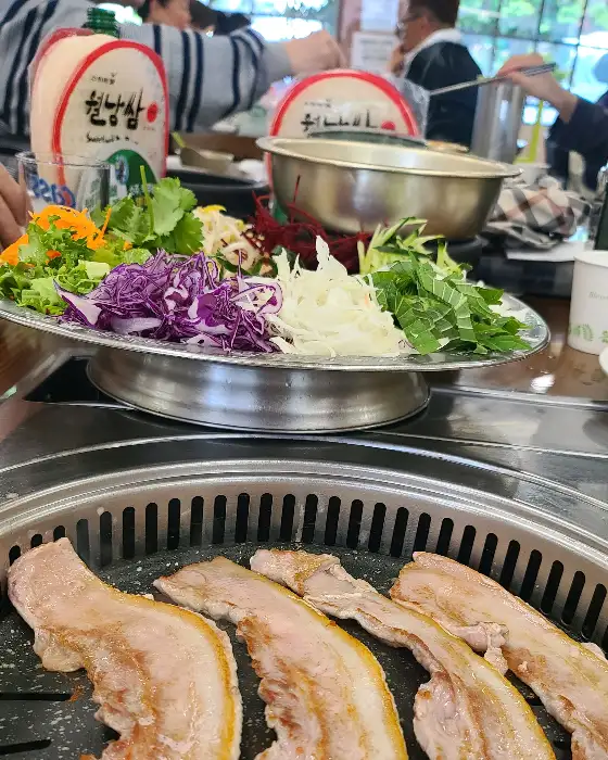 다양한 채소가 담긴 쟁반과 쌀국수 냄비