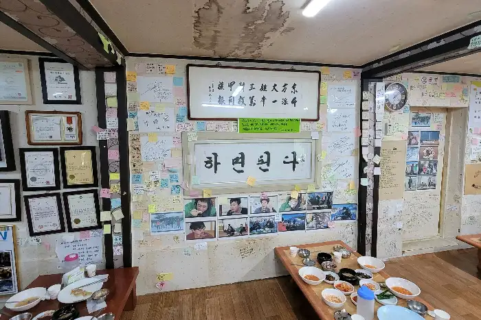 식당 내부 모습과 테이블 세팅