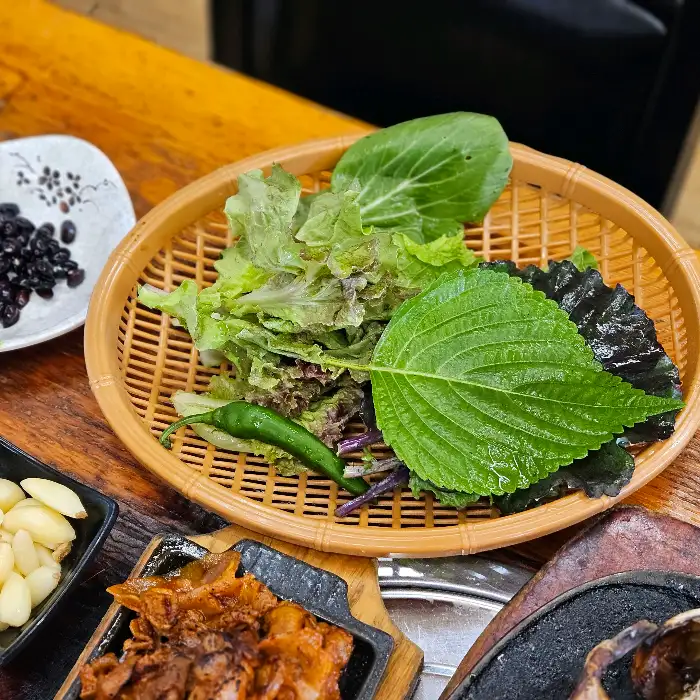 다양하고 싱싱한 쌈 채소가 담긴 바구니
