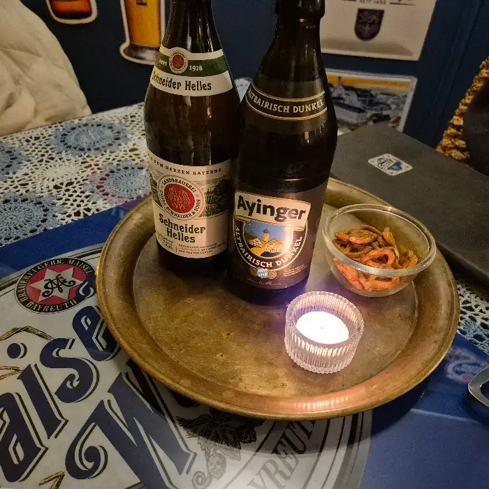 두 병의 맥주와 촛불