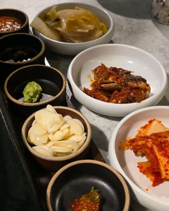 다양한 종류의 밑반찬이 담긴 그릇들