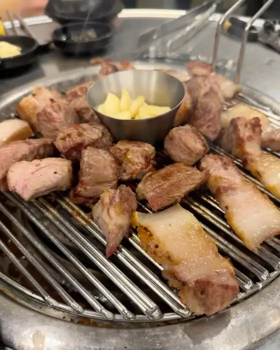 노릇하게 구워진 흑돼지 한 점