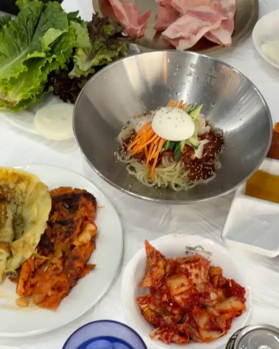 김치, 쌈무, 콩나물 등 밑반찬과 비빔국수