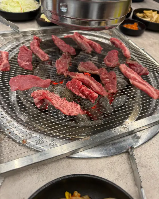 숯불 위에 구워지고 있는 다양한 부위의 소고기