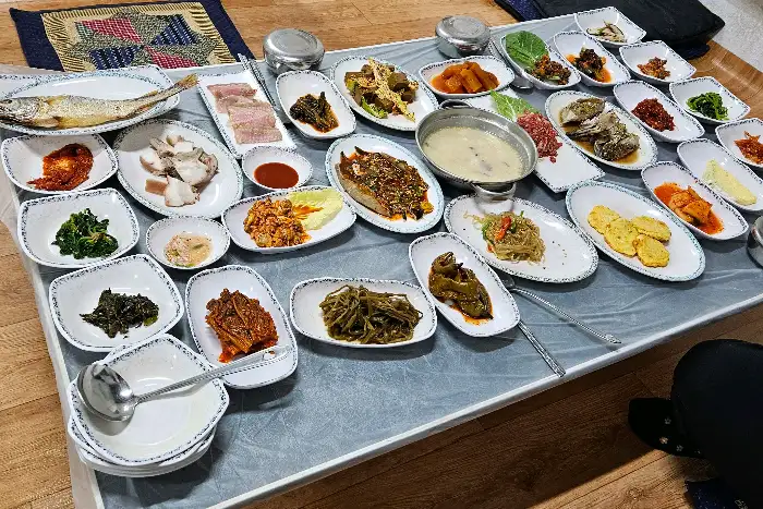 테이블 가득 차려진 한정식 상차림