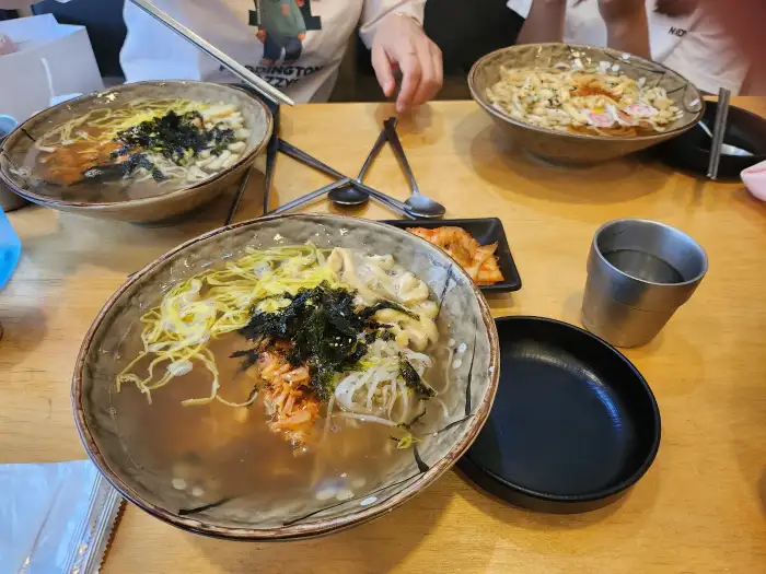 여럿이서 국수 메뉴를 즐기는 모습