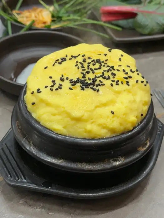 흑임자 고명이 올라간 폭신한 계란찜
