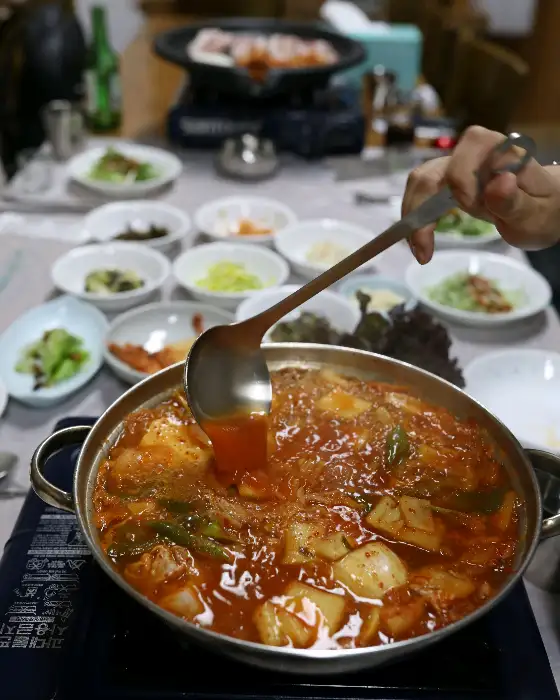 김치찌개를 국자로 뜨는 모습