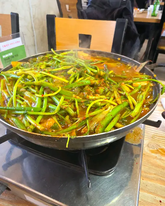 매운탕 냄비에 수제비를 넣고 끓이는 모습.