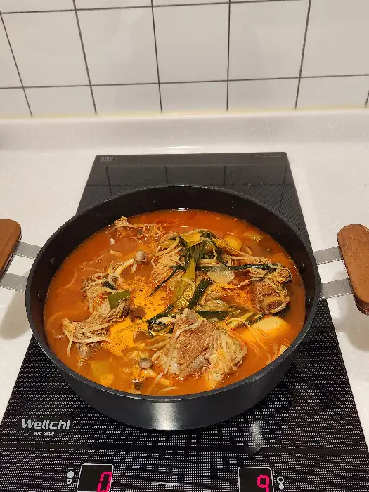 갈비전골이 끓고 있는 냄비 모습