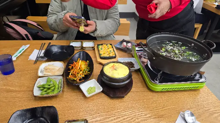 다양한 반찬과 찜 요리