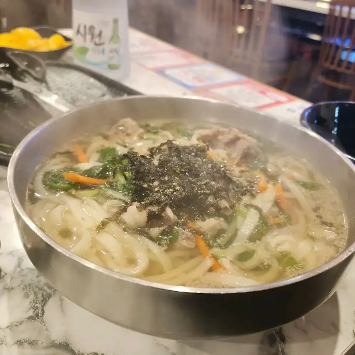 김이 모락모락 나는 칼국수