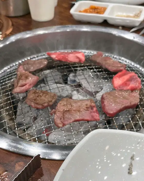 숯불 위에서 지글지글 익어가는 소갈비살 모습