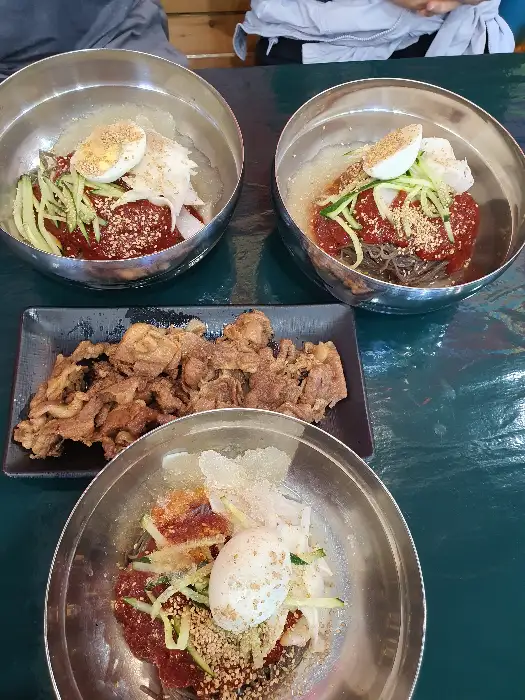 먹음직스럽게 차려진 냉면과 돈까스, 숯불고기 한상차림