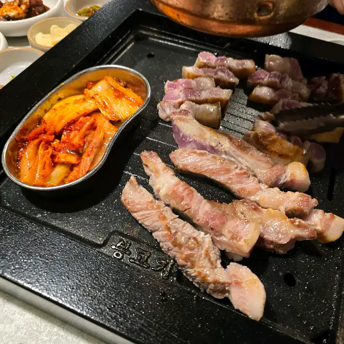 잘 익은 오겹살과 함께 곁들여 먹는 김치