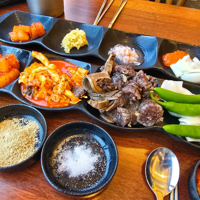 다양하게 즐길 수 있는 셀프바의 순대와 곁들임