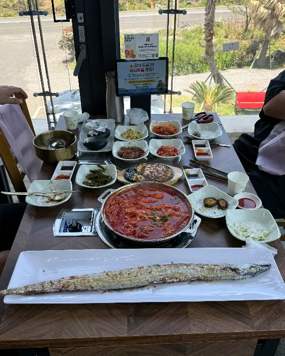 통갈치구이와 갈치조림, 반찬이 차려진 테이블