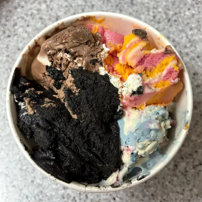 여러 맛의 아이스크림 한 컵