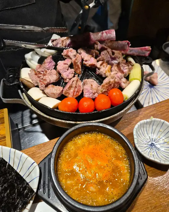 잘 익은 양갈비와 야채