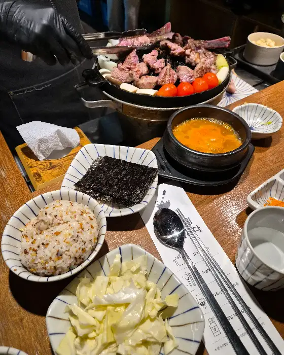 양고기와 함께 준비된 마늘밥, 된장찌개, 김