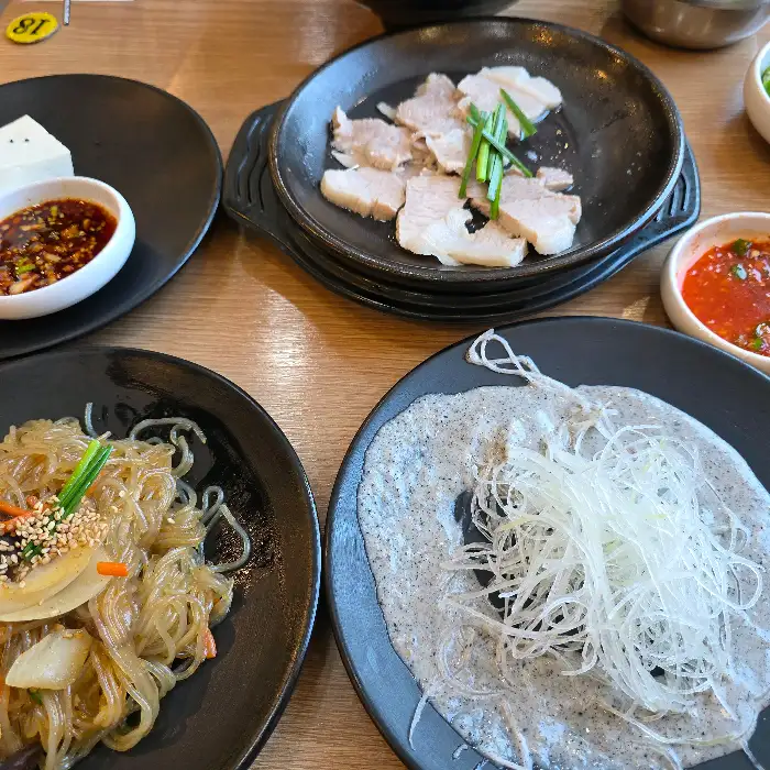 테이블에 차려진 다양한 음식 사진