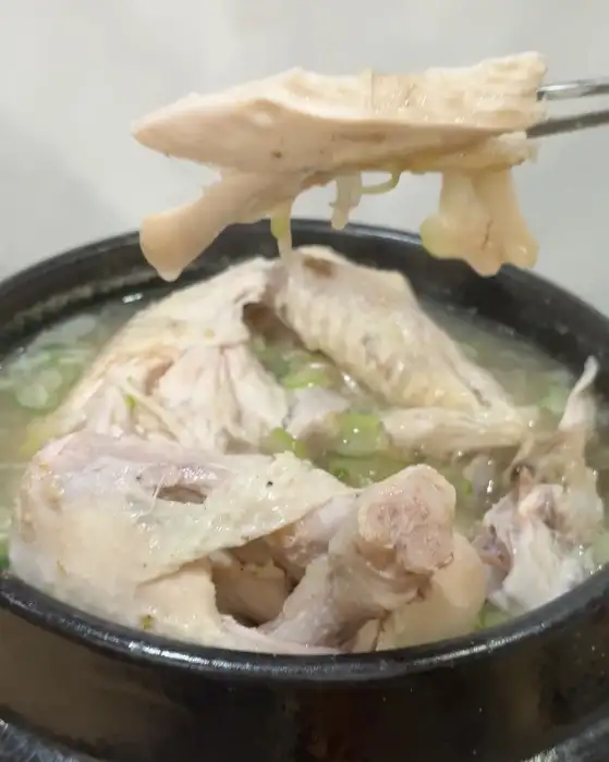 젓가락으로 집은 닭고기